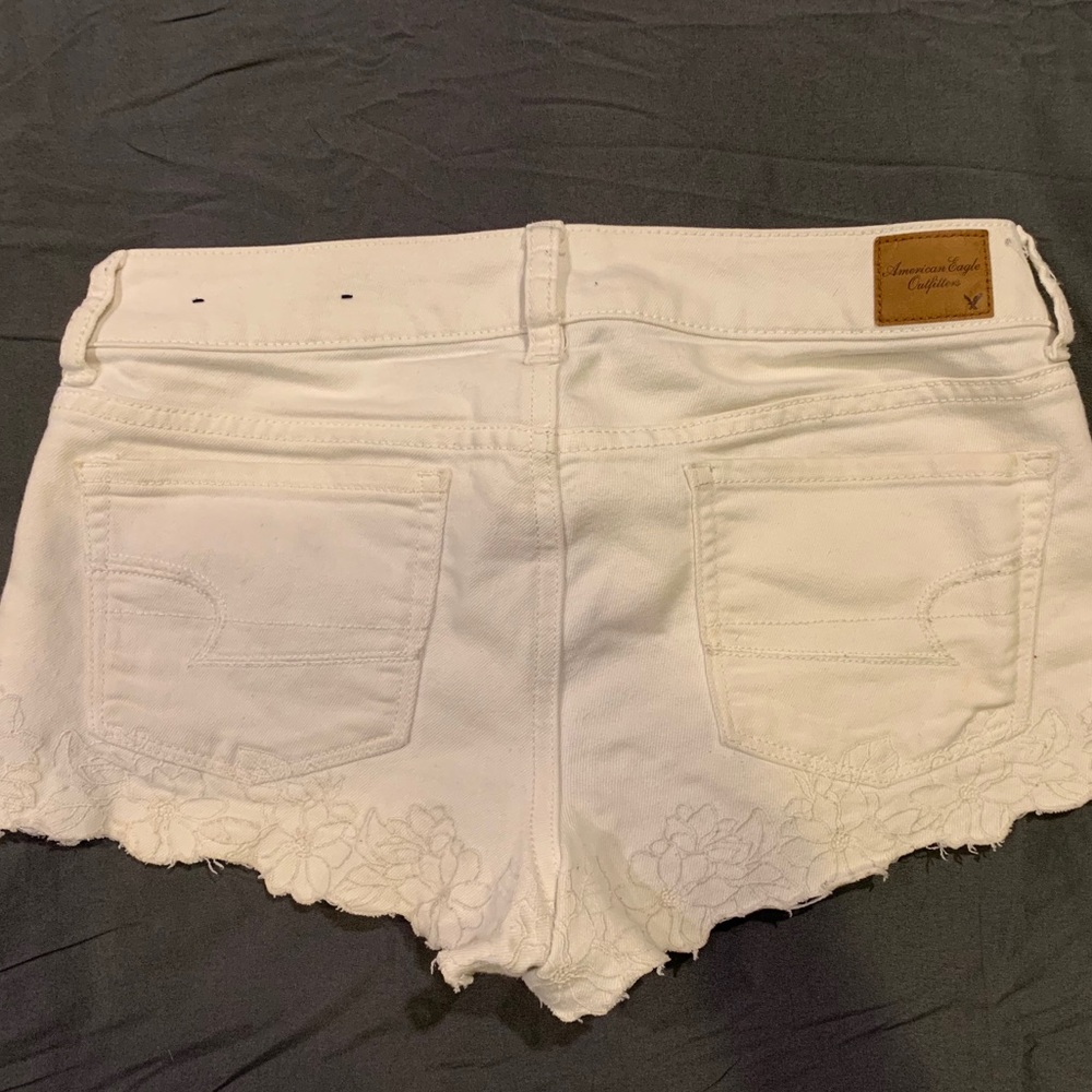 American Eagle white scalloped denim shorts